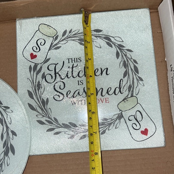 New Set Round & Square “This Kitchen is Seasoned with Love” Glass Cutting Boards - Picture 5 of 7